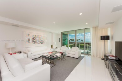 VERY SPACIOUS LIVING AREA WITH DIRECT OCEAN VIEWS.