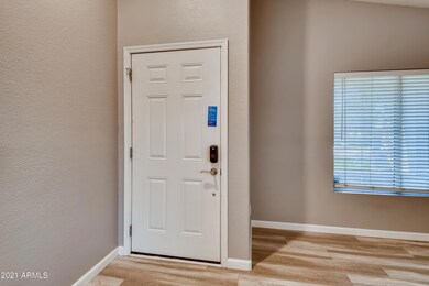 4-933629833-06 Foyer