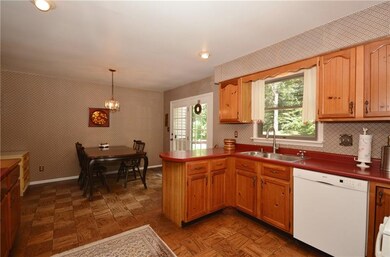 Eat-in Kitchen with Breakfast bar.