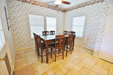 SUNNY BREAKFAST NOOK