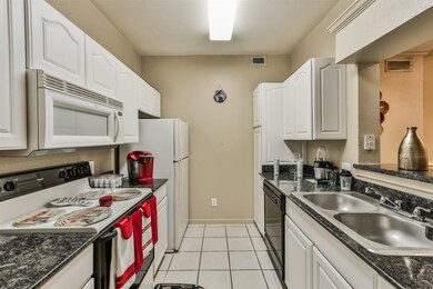 fully stocked kitchen!