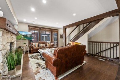 2_Living-Room_1800x1200_4128584