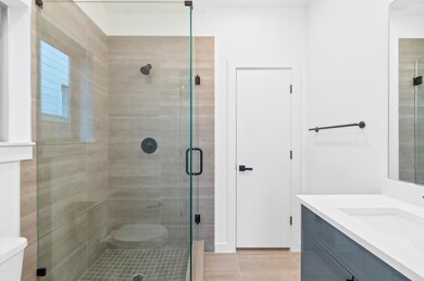 Third bathroom with frameless walk-in  shower - Fi
