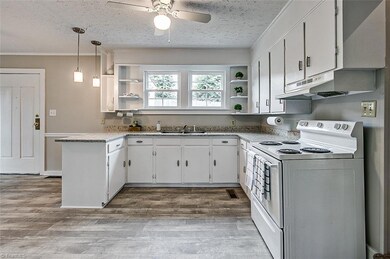 1047 Robbins St, Asheboro, NC 27203 - photo 6