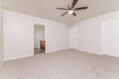 009-photo-primary-bedroom-14827783