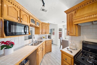 LOVELY KITCHEN FOR THE CHEF OF THE FAMILY!