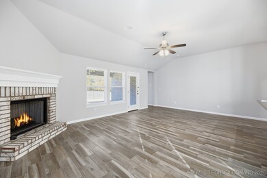 2406 W Kingsport Ct S, Broken Arrow, OK 74011 - photo 7