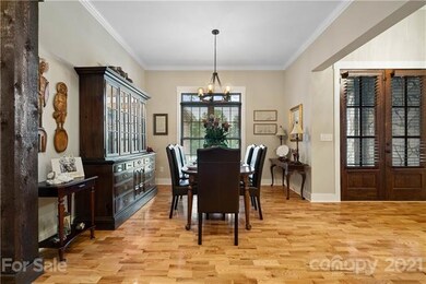 Formal Dining - 9' Ceilings