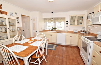 Eat In Kitchen