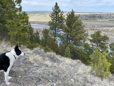 Facing North West with the Yellowstone River borde
