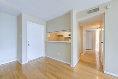 3055 Walnut Bend Ln unit 21, Houston, TX 77042 - photo 3