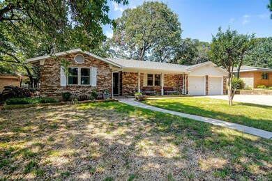 641 Forest Ln, Hurst, TX 76053 - photo 2