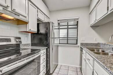 Kitchen with appliances with stainless steel fini