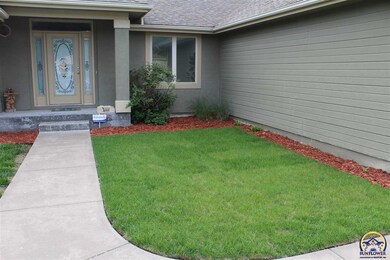 4311 SW Cambridge Ave, Topeka, KS 66610 - photo 3