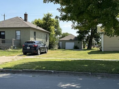 1304 W Thomas Ave, Shenandoah, IA 51601 - photo 2