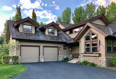 907 Riverside Front