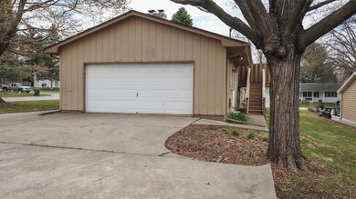 2122 W 3rd St, Cedar Falls, IA 50613 - photo 4