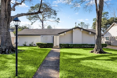 10015 Burgoyne Rd, Houston, TX 77042 - photo 2