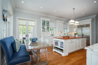 Gourmet Kitchen with eat-in space