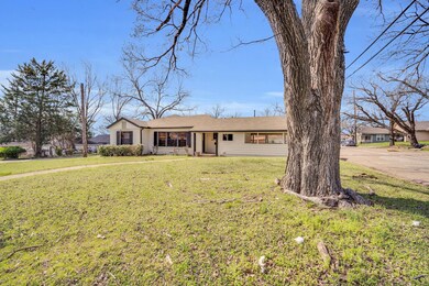 1313 N Preston St, Ennis, TX 75119 - photo 4
