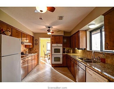 1303 Angelina Ct, College Station, TX 77840 - photo 4