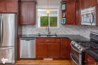 Stainless appliances too!