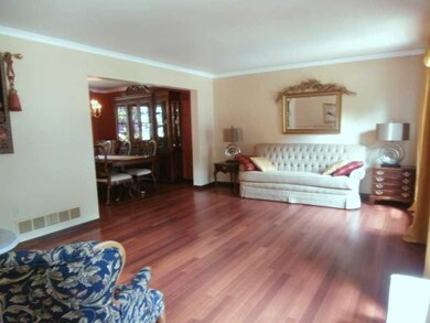 Living Room. Crown Molding   Gorgeous Newer Hard W