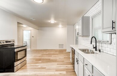 Kitchen and Breakfast