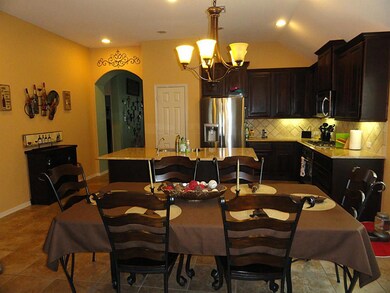 Inviting kitchen & breakfast area