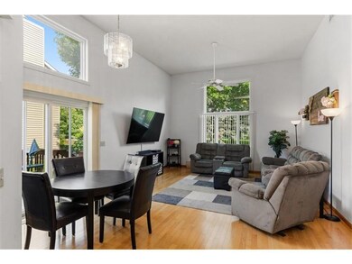 04_1285386thplaceN_1_LivingRoom_LowRes