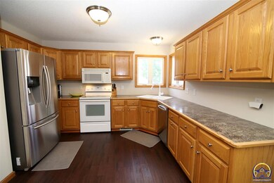 2521 SW Berkshire Dr, Topeka, KS 66614 - photo 2