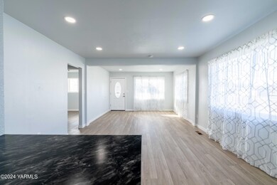 306 E A St Granger WA 98932-27