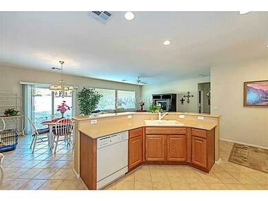 Kitchen. Great work area / Breakfast bar island