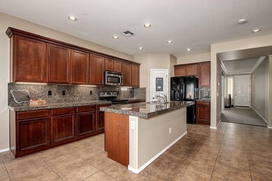 Kitchen w/breakfast bar