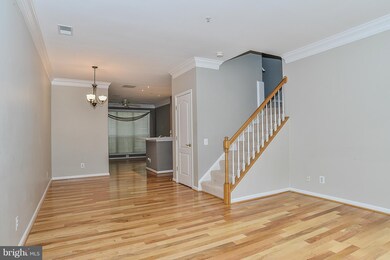 1722 Kingsgate Ct, Alexandria, VA 22302 - photo 6