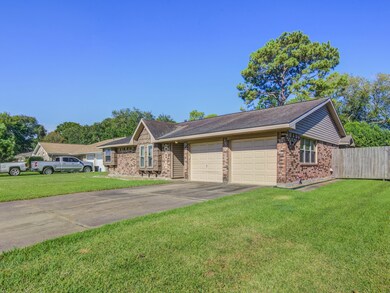 604 Heather Ln, Friendswood, TX 77546 - photo 3