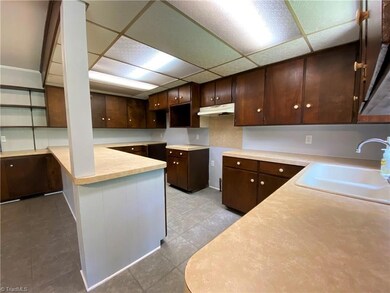 114 S Evergreen Ave, Siler City, NC 27344 - photo 7