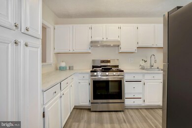 11966 Cardamom Dr, Woodbridge, VA 22192 - photo 4