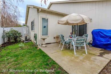 563 Mountain View Dr, Central Point, OR 97502 - photo 4