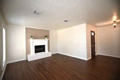 21 E Castle Harbour Dr, Friendswood, TX 77546 - photo 3