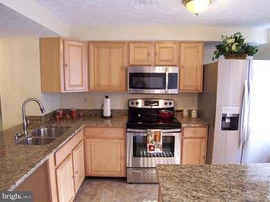 8445 Sugar Creek Ln, Springfield, VA 22153 - photo 4