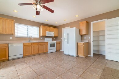 Kitchen w/ walk in pantry!