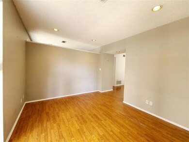 2002 N Fitzhugh Ave unit 4, Dallas, TX 75204 - photo 2