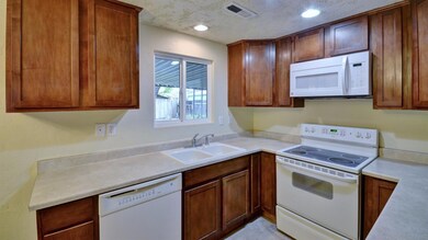 1426 Pleasant St, Medford, OR 97504 - photo 2