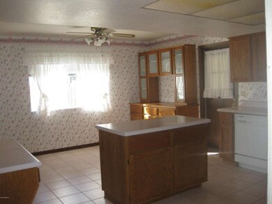 eat-in kitchen