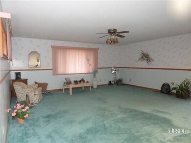 Party time in this huge 20x26 family room!