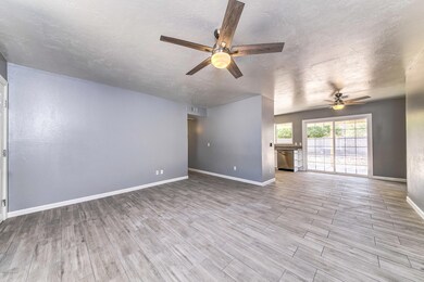 105-LivingRoom_2