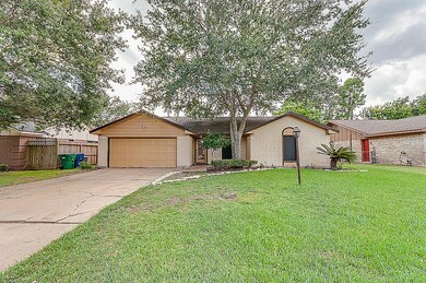 1600 Kings Park Dr, Alvin, TX 77511 - photo 2