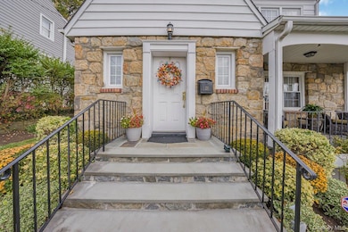 21 Huntington Dr, Yonkers, NY 10704 - photo 4