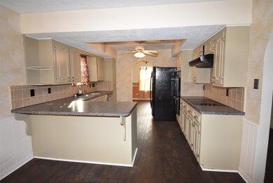 173 Nueces St, Bay City, TX 77414 - photo 2